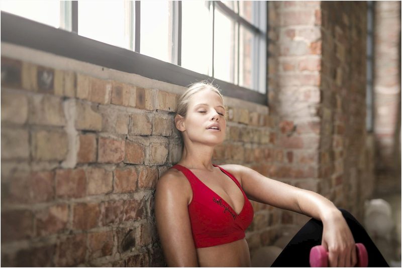 10 Exercícios de Pilates para Fazer em Casa que Fortalecem o Corpo sem Equipamentos