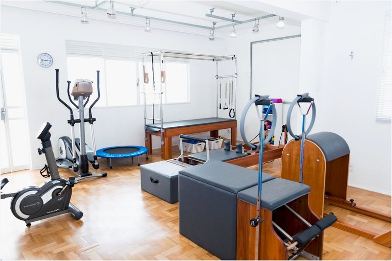 Pilates para quem teve AVC: como funciona a reabilitação neurológica com segurança