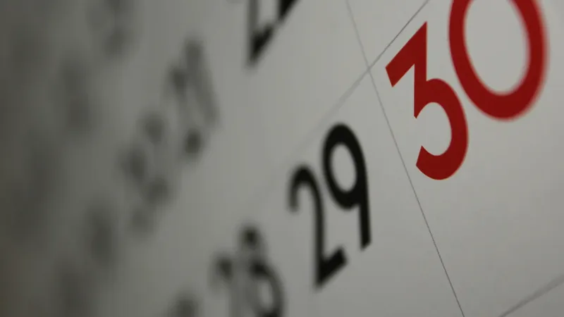 Calendário de mesa usado para planejar férias e substituições em um estúdio de Pilates