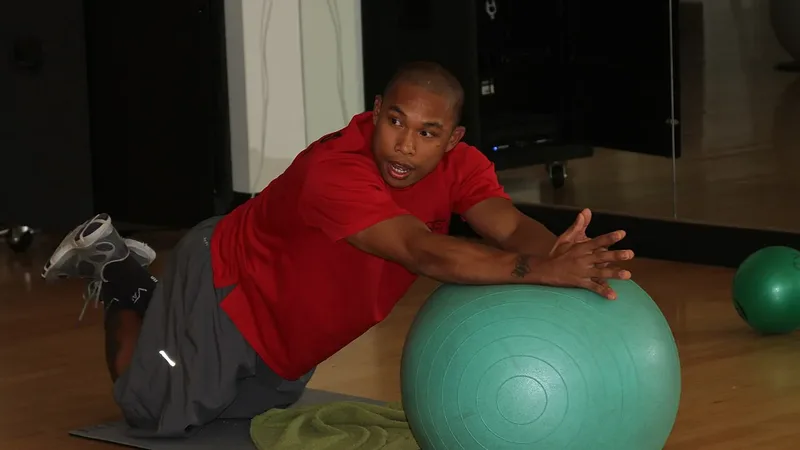 Instrutor em uma sala de Pilates usando uma bola de estabilidade, imagem ilustrativa para organização de materiais do estúdio