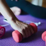 Halteres no Pilates: como escolher carga, formato e segurança para casa ou estúdio