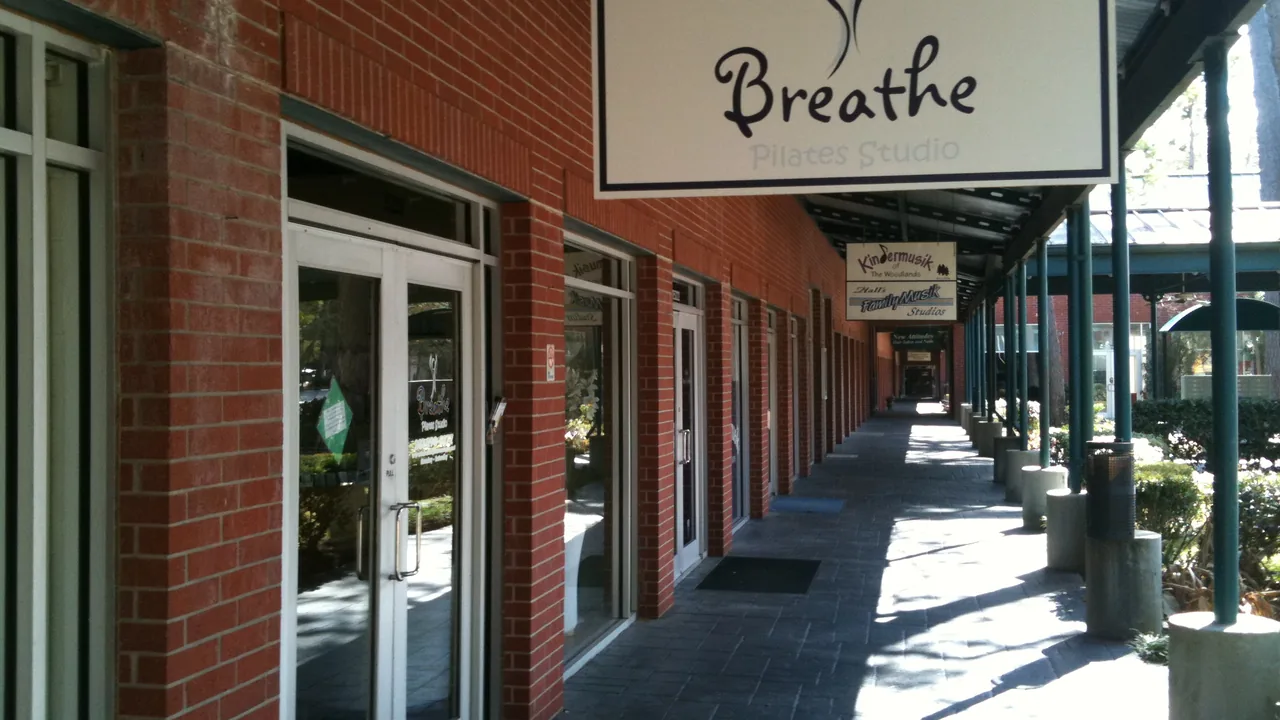 Fachada de um estúdio de Pilates em uma galeria comercial, imagem ilustrativa para gestão e experiência do aluno
