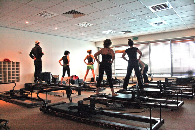 Pilates e tontura: como adaptar a aula sem ignorar sinais de alerta