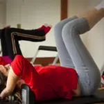 Pilates para bursite trocantérica: como adaptar a prática sem piorar a dor