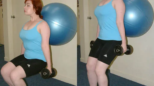 Pessoa fazendo agachamento assistido por bola de exercício, em duas posições, segurando pequenos pesos