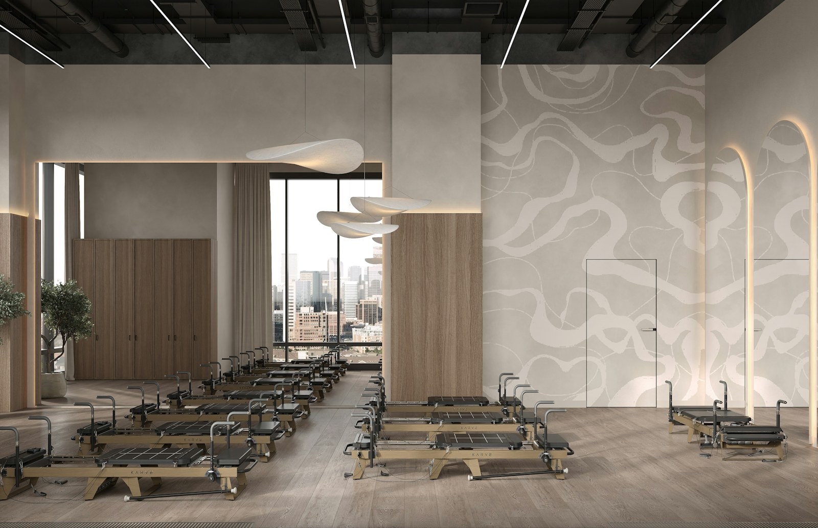 Sala de Pilates com aparelhos, usada como imagem ilustrativa para explicar adaptações na prática para pessoas com esclerose múltipla.
