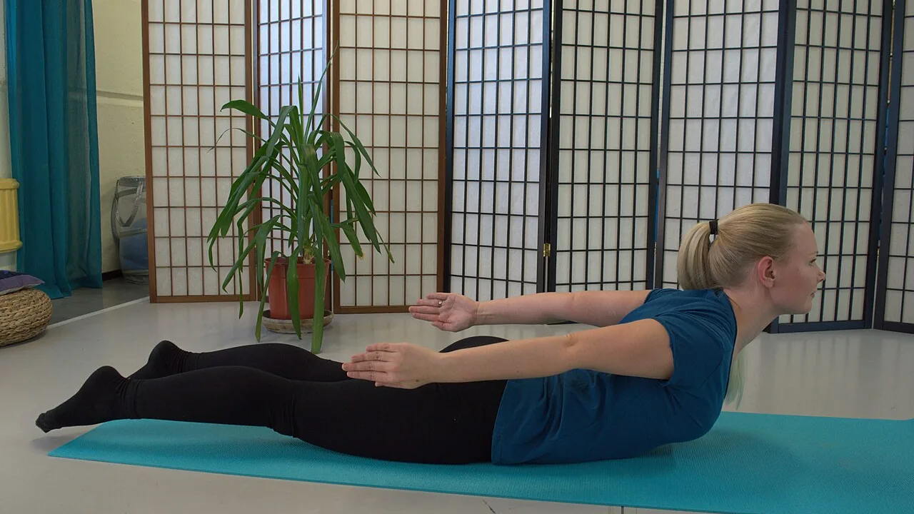 Pessoa praticando Pilates no solo com os braços estendidos, em uma posição que permite adaptar a carga sobre as mãos.