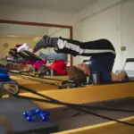Pilates para artrite idiopática juvenil: como adaptar a prática com segurança