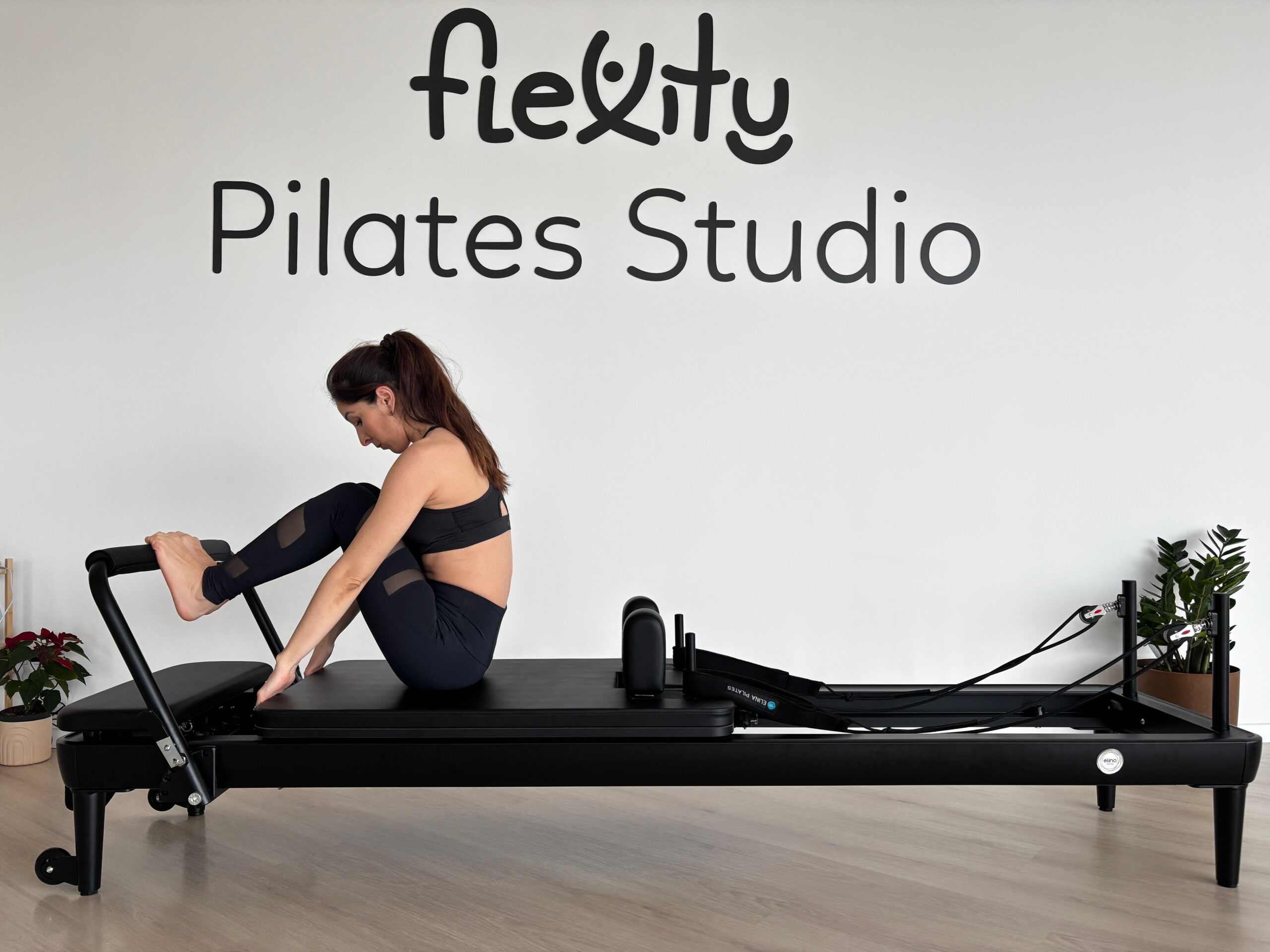 Pessoa praticando Pilates em Reformer em estúdio; imagem ilustrativa para adaptação da prática na perimenopausa.