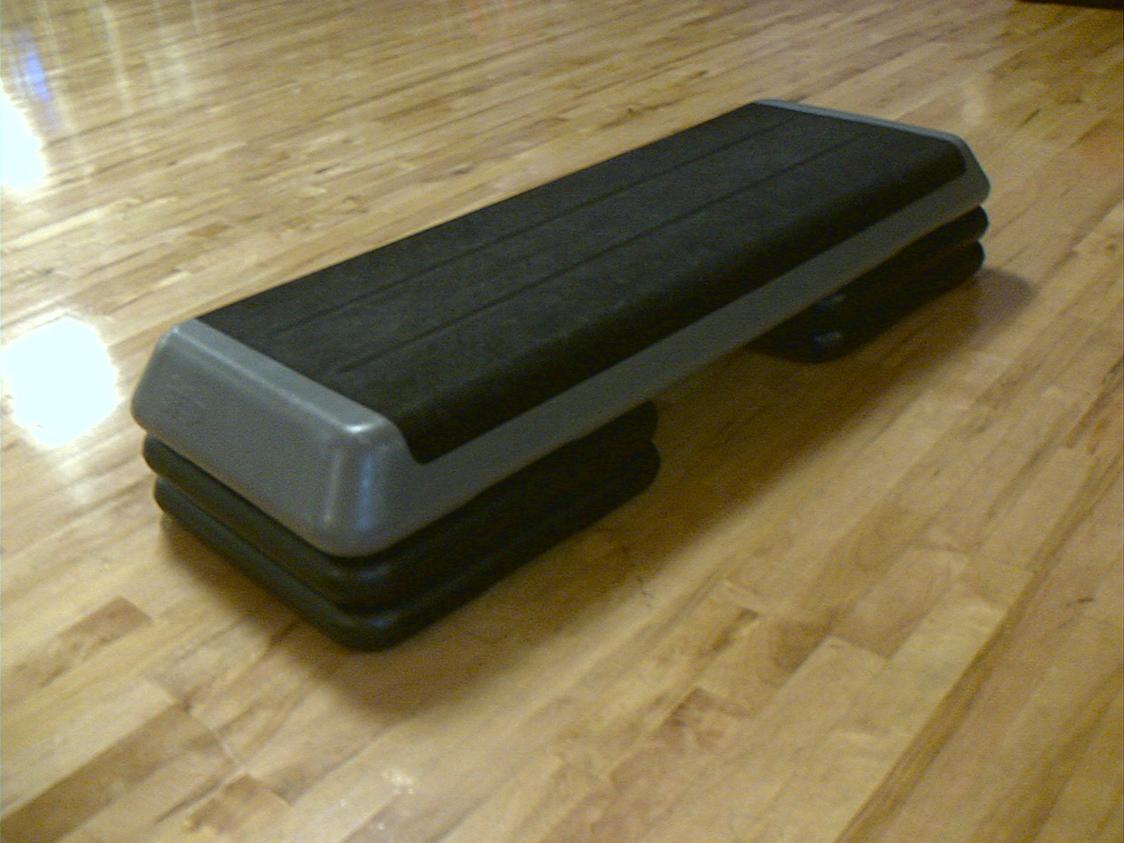 Plataforma step preta com base elevada para exercícios