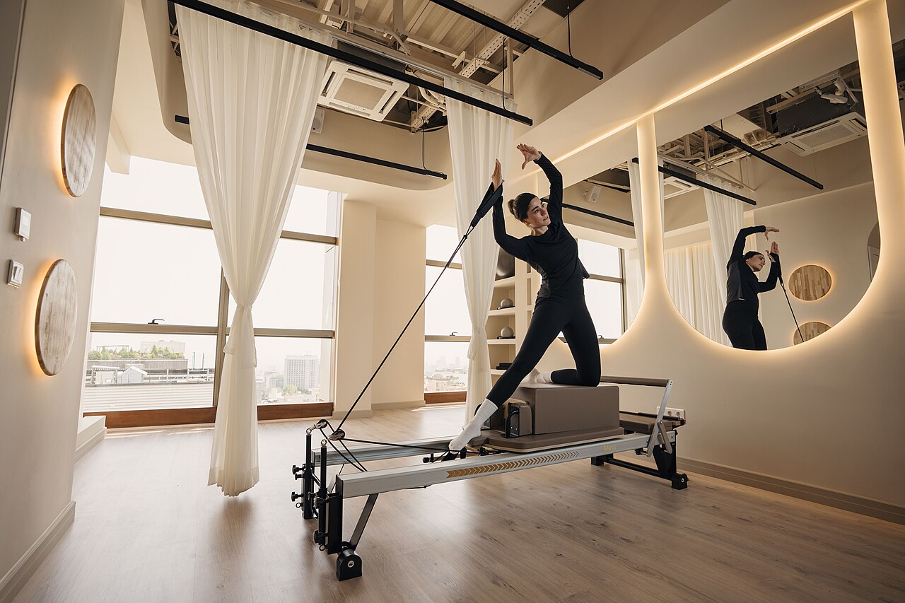 Reformer de Pilates em estúdio; imagem ilustrativa sobre compatibilidade da caixa de assento
