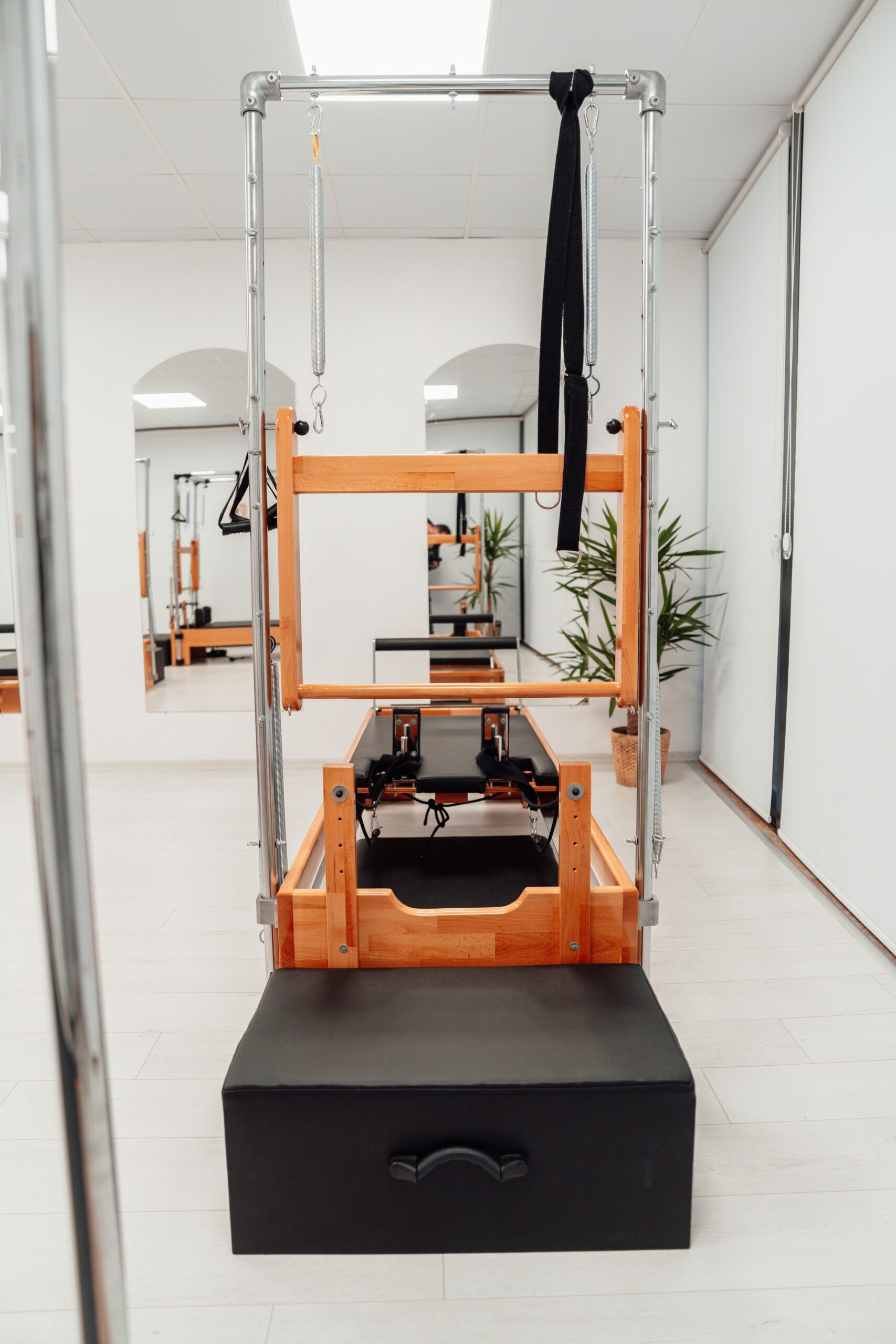 Reformer de Pilates em estúdio; imagem ilustrativa para checklist de inspeção do equipamento.