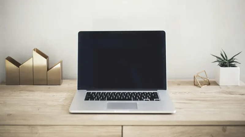 Notebook aberto sobre uma mesa, imagem ilustrativa para software de gestão de estúdio de Pilates