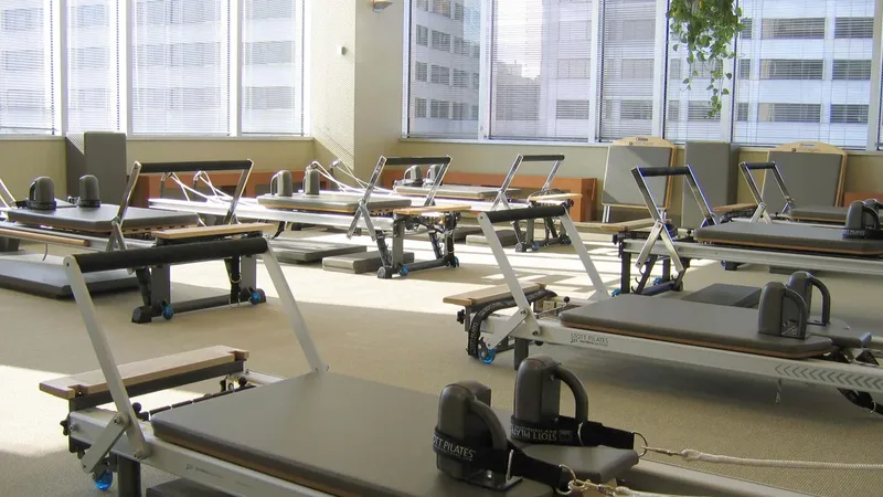 Estúdio de Pilates com vários Reformers organizados para aulas