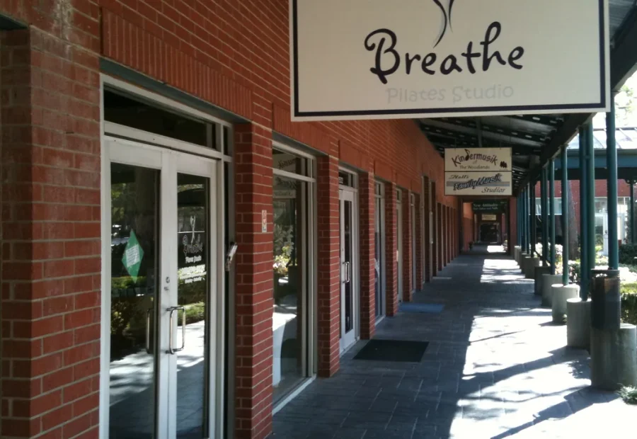 Fachada de um estúdio de Pilates, imagem de referência para decidir o preço de aulas e a estrutura do negócio