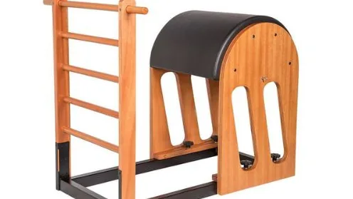 Barrel de Pilates com estrutura de madeira e escada em um estúdio.