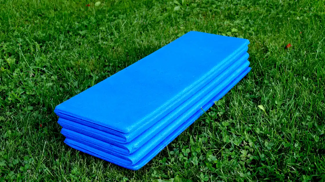 Colchonetes de exercício usados como apoio para uma prática de Pilates.