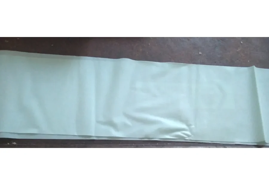 Faixa elástica de resistência usada como exemplo de acessório que pode exigir adaptação para as mãos.