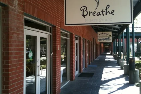 Entrada de um estúdio de Pilates com equipamentos visíveis