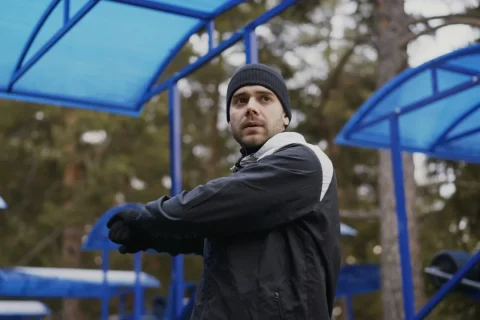Pessoa realizando exercício de mobilidade em um espaço ao ar livre