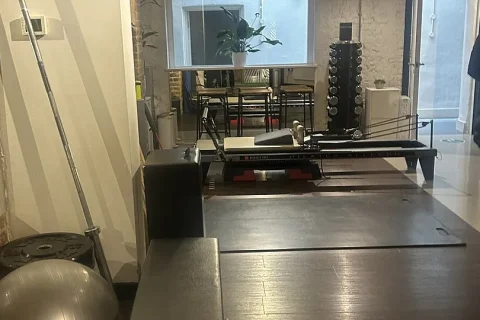 Reformer em uma sala de Pilates com piso de madeira, imagem para orientar a escolha do revestimento do estúdio
