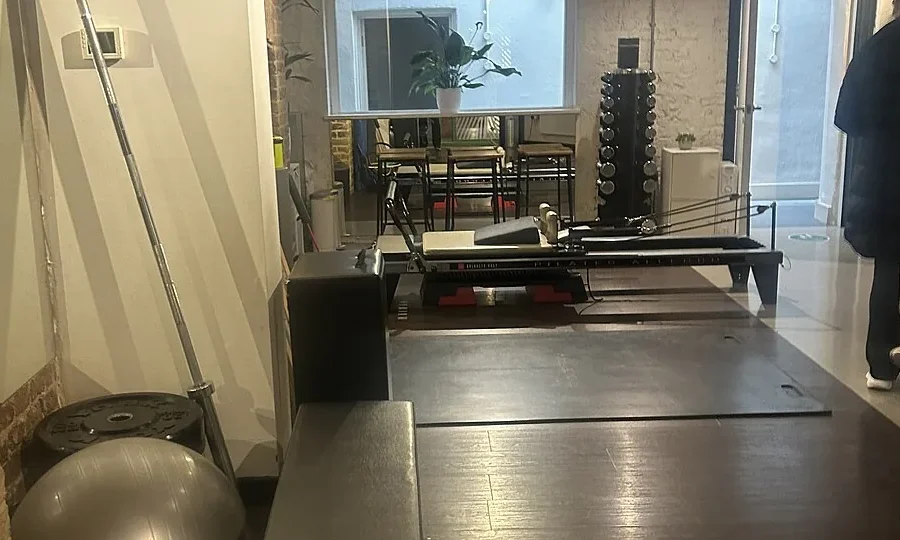 Reformer em uma sala de Pilates com piso de madeira, imagem para orientar a escolha do revestimento do estúdio