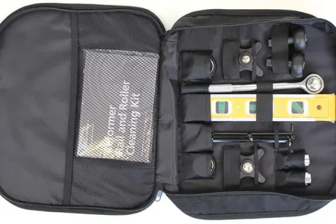 Kit de ferramentas para manutenção de equipamento de Pilates aberto sobre fundo claro