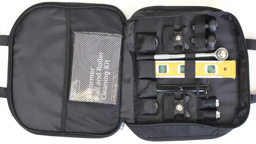 Kit de ferramentas para manutenção de equipamento de Pilates aberto sobre fundo claro