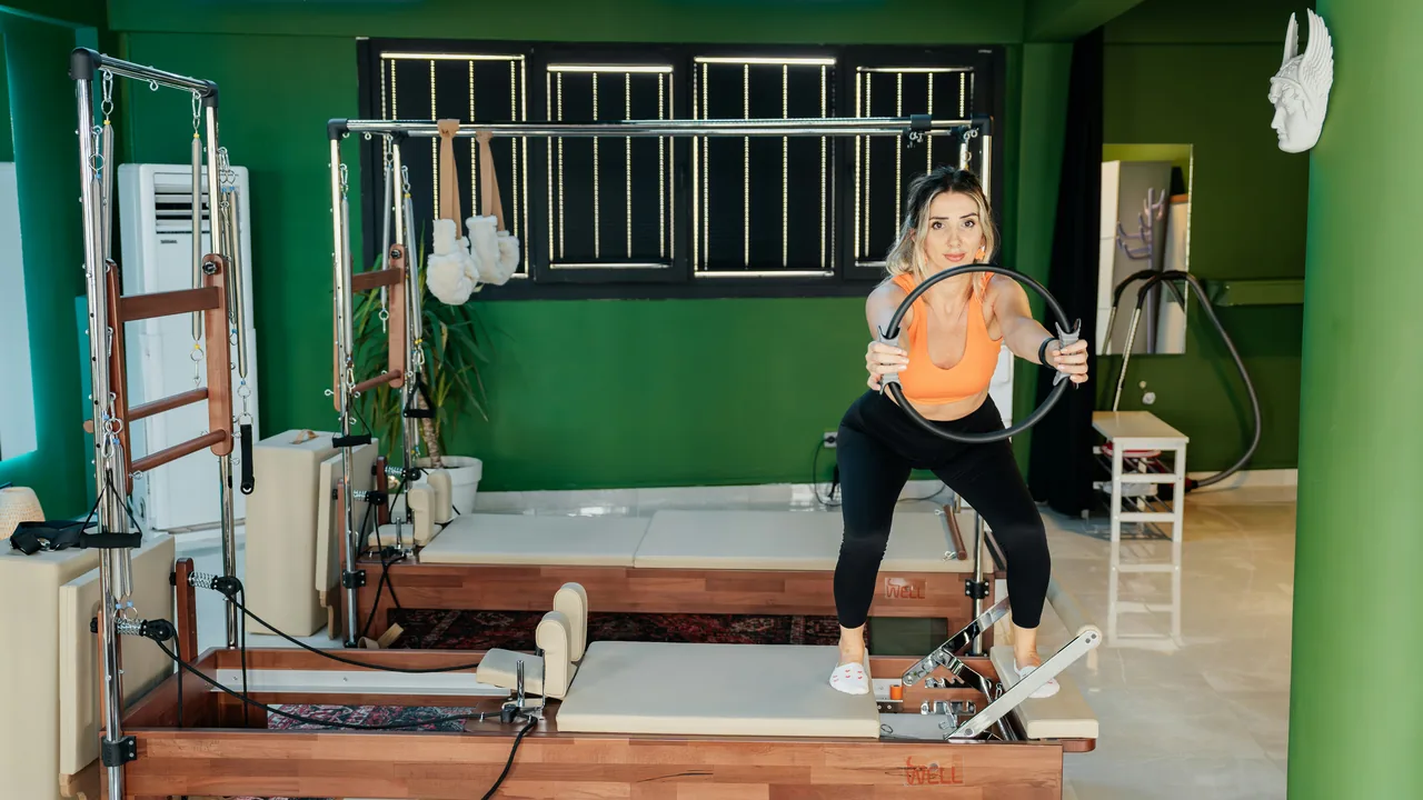 Pessoa praticando Pilates com aro em um estúdio