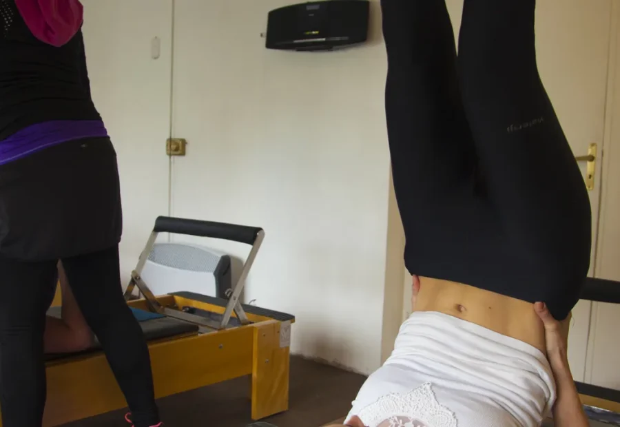 Pessoa praticando Pilates em aparelho Reformer em um estúdio.