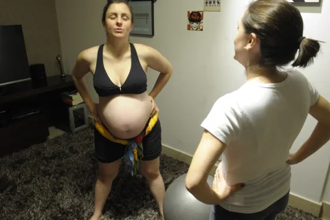 Gestante recebe orientação durante exercício com bola