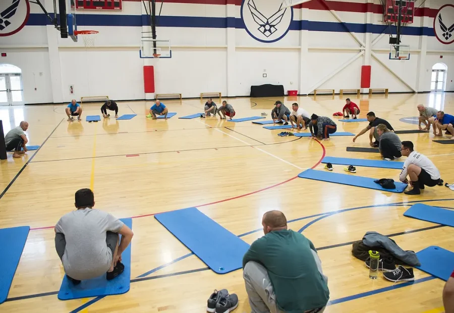 Grupo em aula de técnica de corrida realizando agachamento com orientação