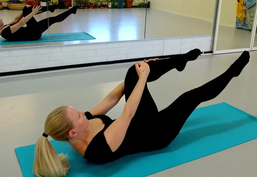 Pessoa praticando um movimento unilateral de Pilates no solo, com uma perna elevada e o tronco controlado.
