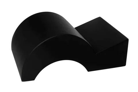Step Barrel preto, equipamento de Pilates com superfície curva e apoio elevado.
