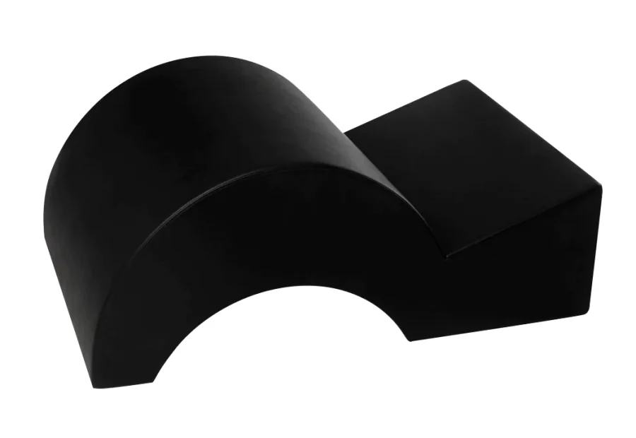Step Barrel preto, equipamento de Pilates com superfície curva e apoio elevado.