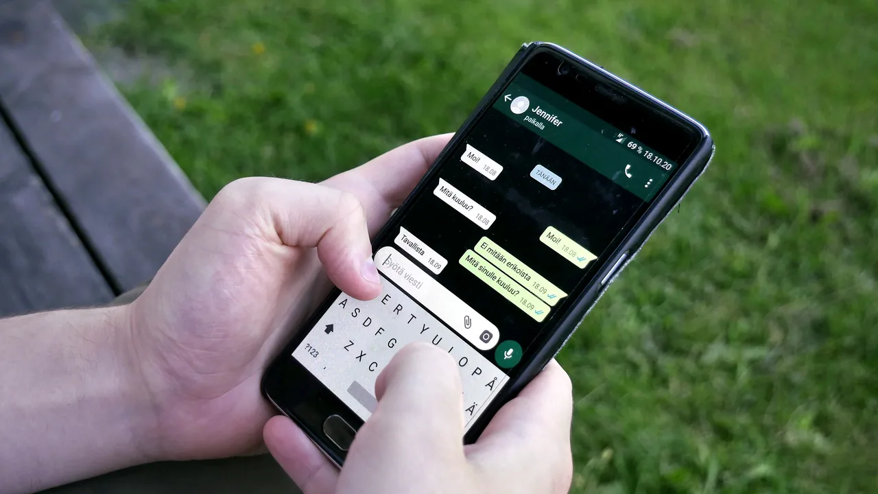 Pessoa digitando uma mensagem no WhatsApp pelo celular