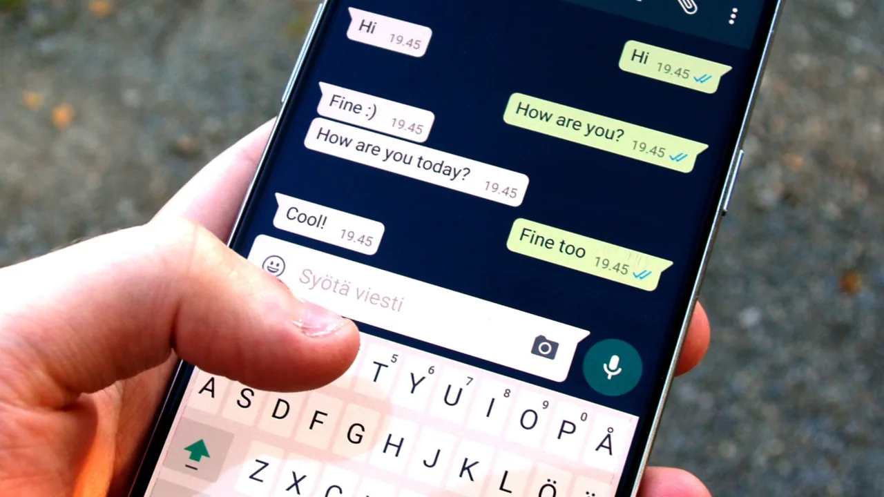 Pessoa segurando um celular com uma conversa aberta no WhatsApp