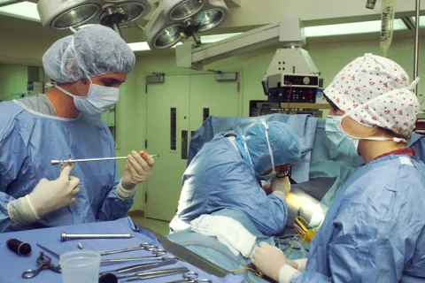 Profissionais de saúde trabalham em uma sala de cirurgia