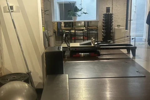 Sala real de Pilates com aparelho Reformer