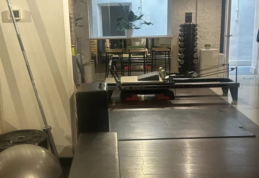 Sala real de Pilates com aparelho Reformer