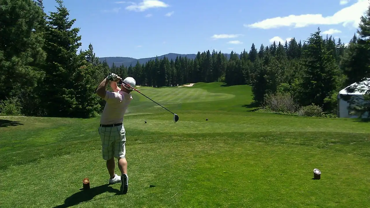 Golfista executando um swing em um campo de golfe