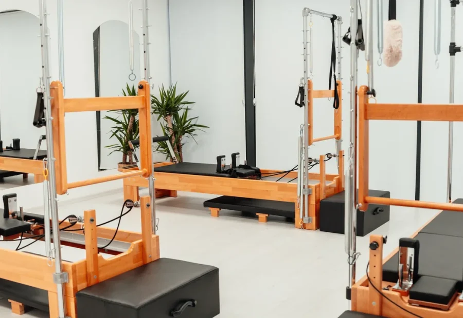 Estúdio de Pilates com aparelhos de madeira e torre