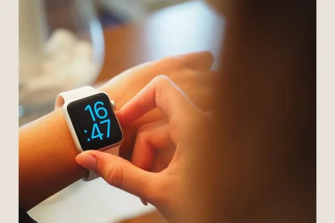 Smartwatch no pulso com a tela visível durante a preparação para uma atividade física