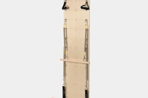 Springboard no Pilates fixado à parede com molas, barras e pontos numerados