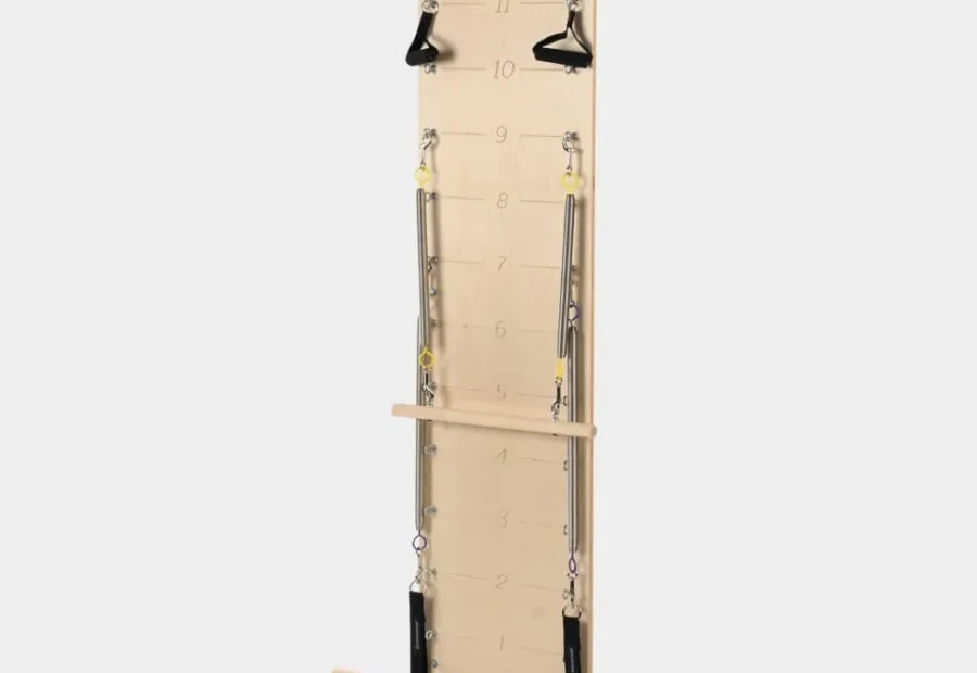Springboard no Pilates fixado à parede com molas, barras e pontos numerados